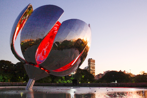 Floralis Genérica, une sculpture en acier et en aluminium — Buenos Aires