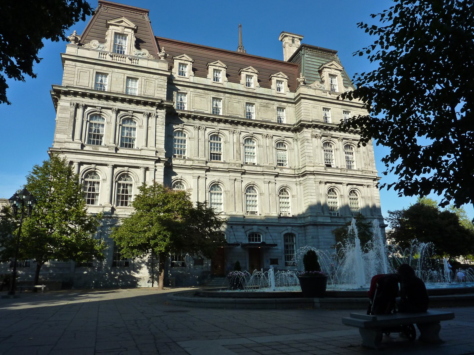 Point de repère à Montréal : Hôtel de Ville de Montréal - Montréal | Secret World Trip Planner
