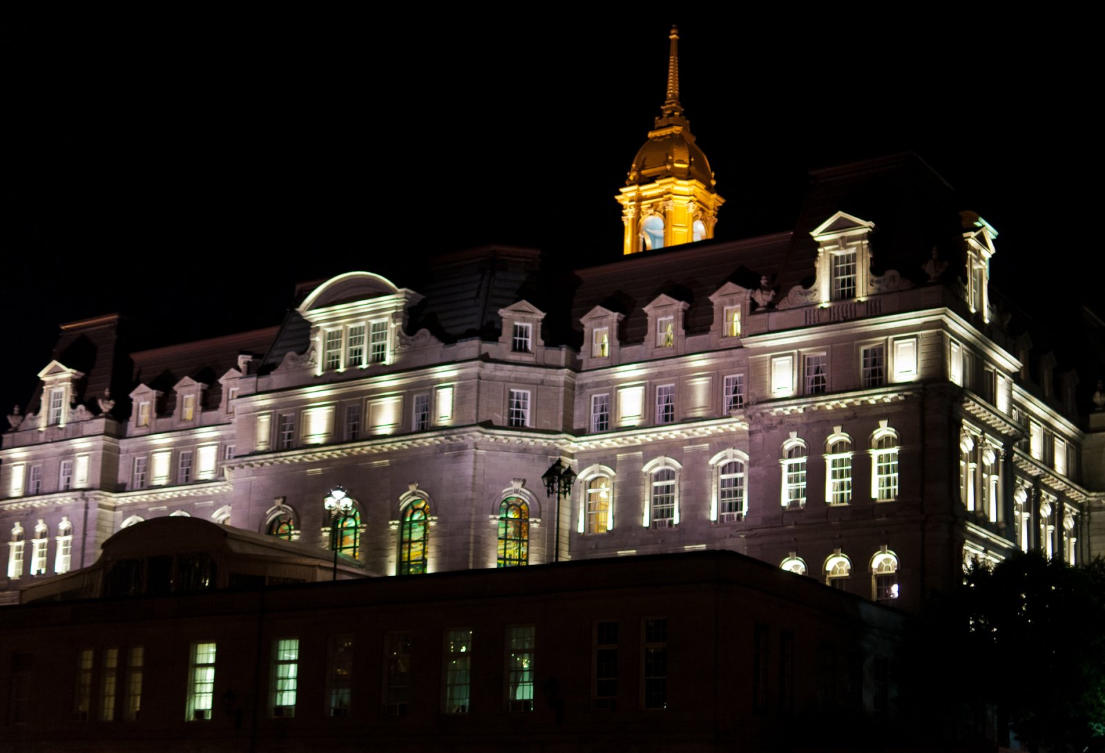Point de repère à Montréal : Hôtel de Ville de Montréal - Montréal | Secret World Trip Planner