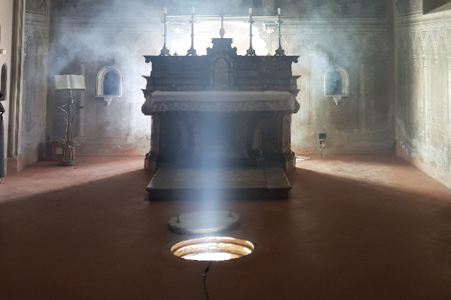 Kostel Santa Maria in Cortina a jeho studna - Piacenza | Secret World Trip Planner
