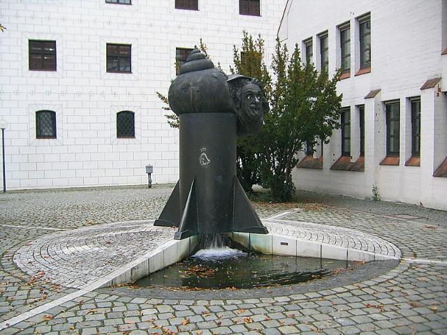Einstein Fountain - Ulm | Secret World Trip Planner