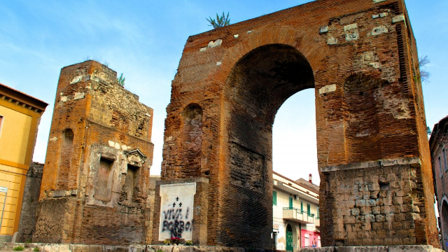 Arco di Adriano - Santa Maria Capua Vetere | Secret World Trip Planner