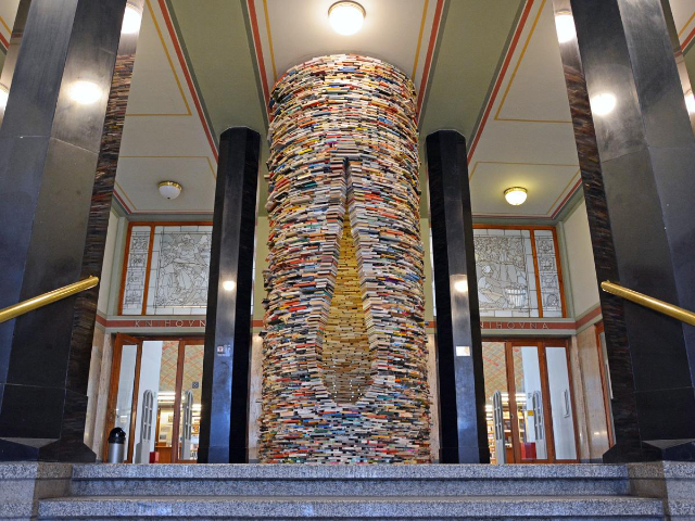 Idiom, la scultura di libri — Mariánské nám. 1/98