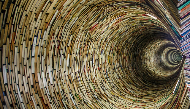 Idiom, la scultura di libri - Mariánské nám. 1/98 | Secret World Trip Planner