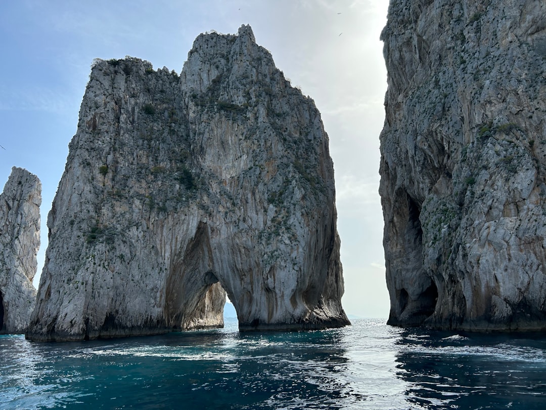 Uno dei simboli più iconici di Capri: i Faraglioni - I Faraglioni | Secret World Trip Planner