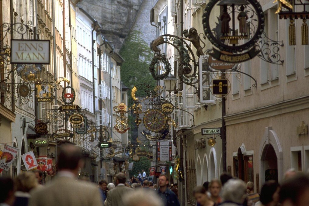 La Getreidegasse, le cœur animé de la vieille ville de Salzbourg — Salzburg