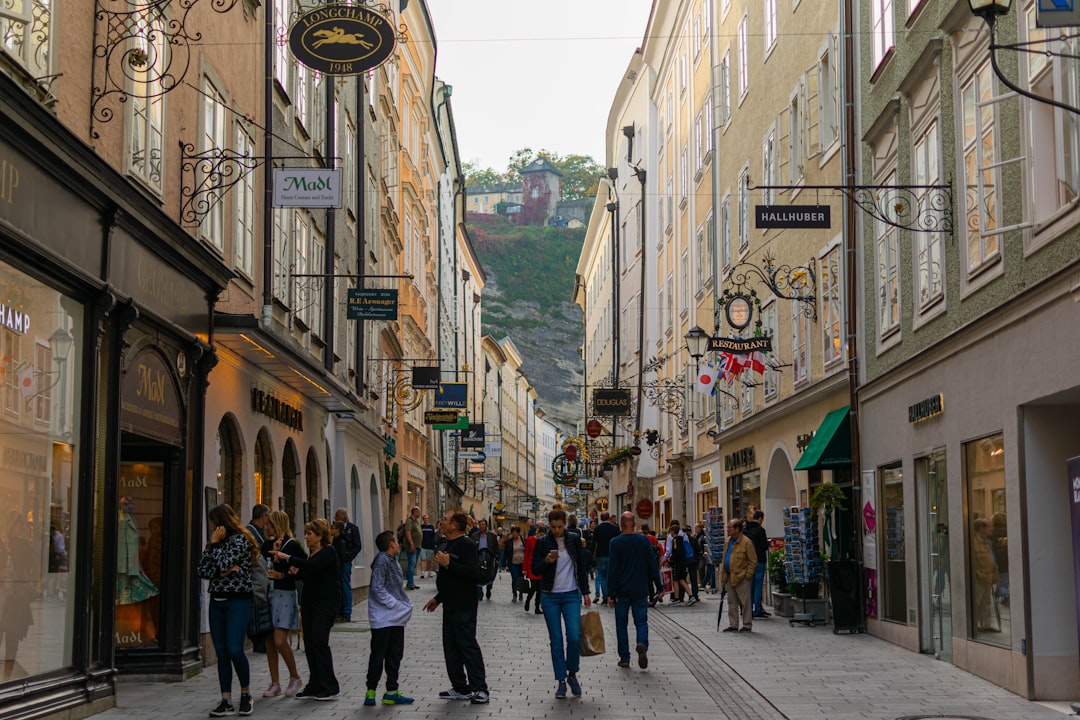 La Getreidegasse, le cœur animé de la vieille ville de Salzbourg - Salzburg | Secret World Trip Planner