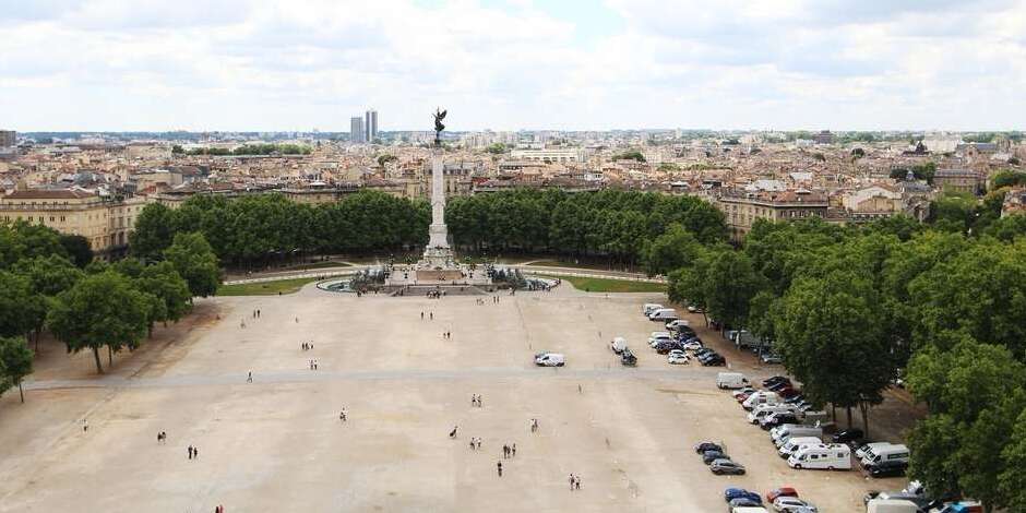 Esplanade des Quinconces,one of Europe's largest squares — Bordeaux