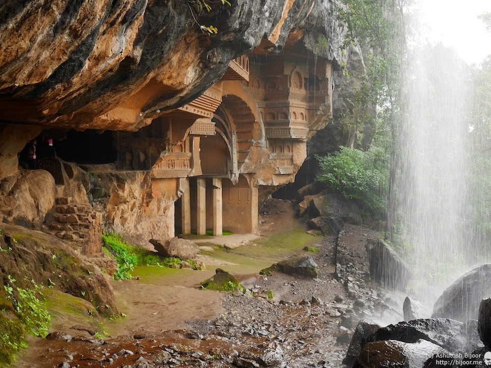 Les grottes de Kondana sont situées dans le petit village de Kondana — Kondhane