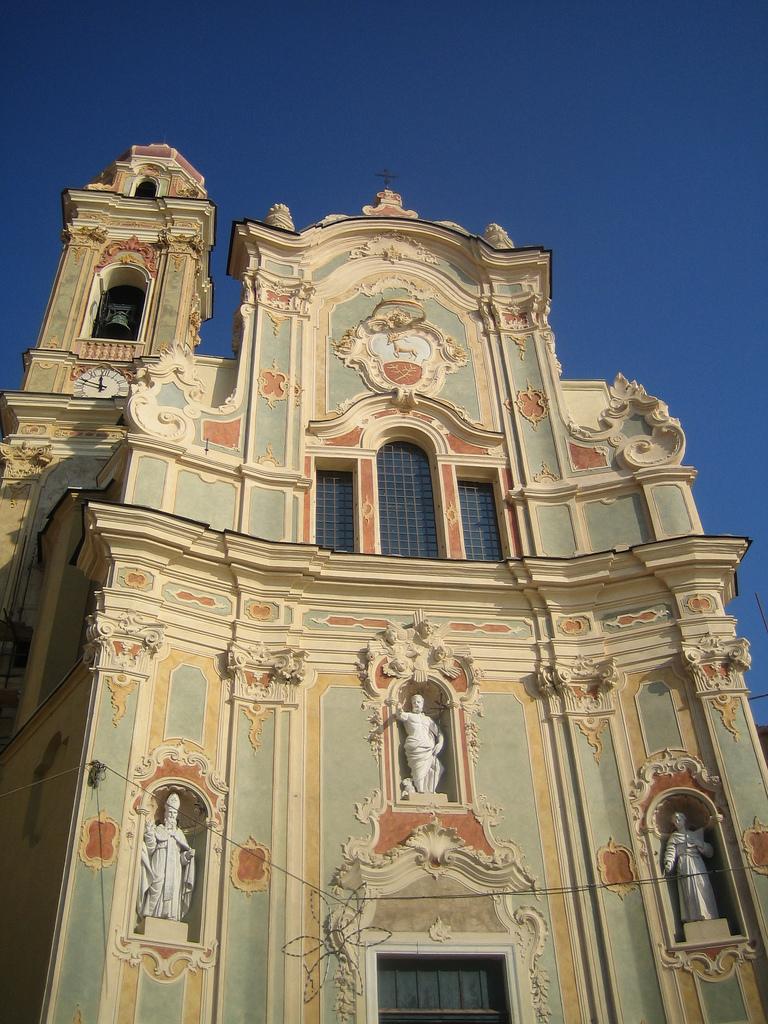 Cervo: Kanisa La San Giovanni Battista - Cervo | Secret World Trip Planner