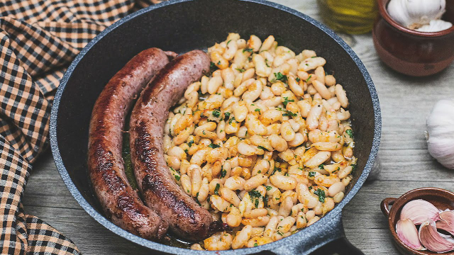 Botifarra amb Mongetes (saucisse catalane aux haricots blancs) - Girona | Secret World Trip Planner