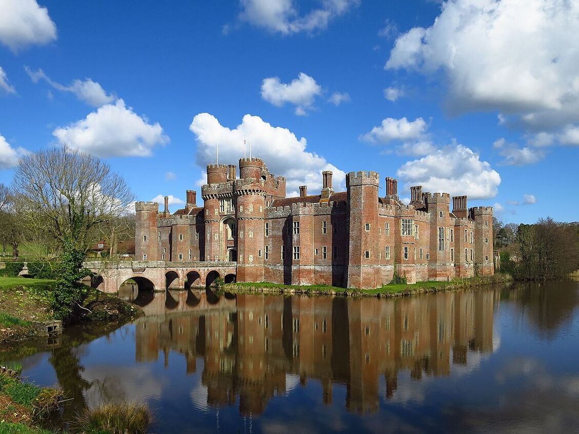 Le château Tudor Herstmonceux à Herstmonceux — Hailsham BN27 1RN