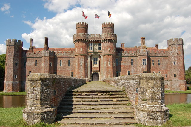 Le château Tudor Herstmonceux à Herstmonceux - Hailsham BN27 1RN | Secret World Trip Planner