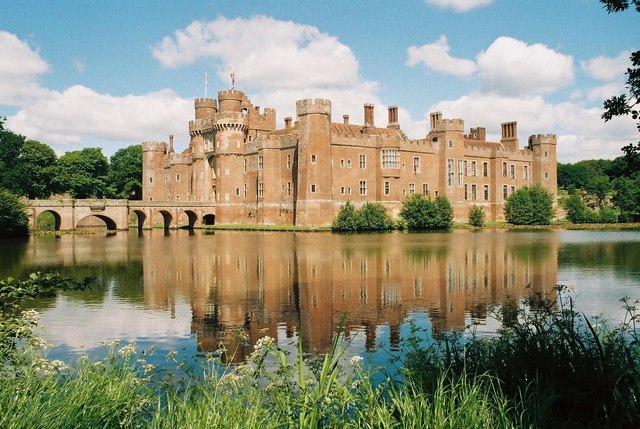 Le château Tudor Herstmonceux à Herstmonceux - Hailsham BN27 1RN | Secret World Trip Planner