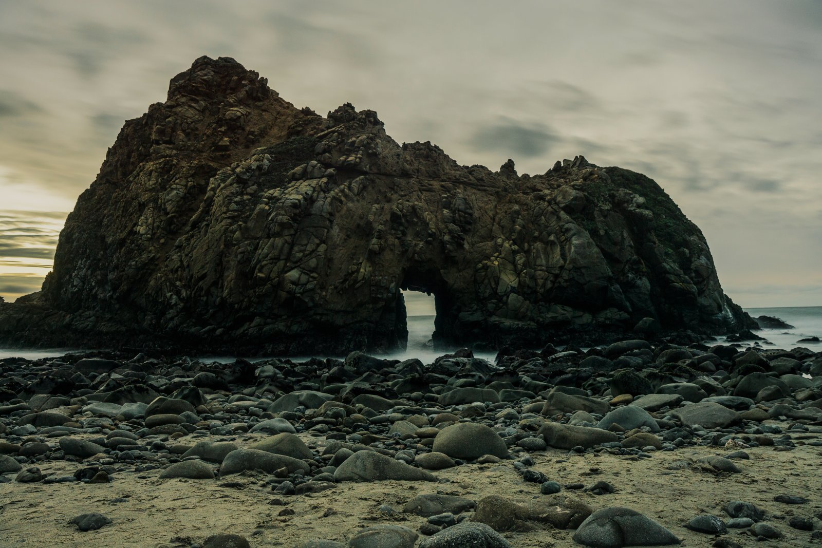 Le rocher en trou de serrure de Pfeiffer - Pfeiffer Beach | Secret World Trip Planner