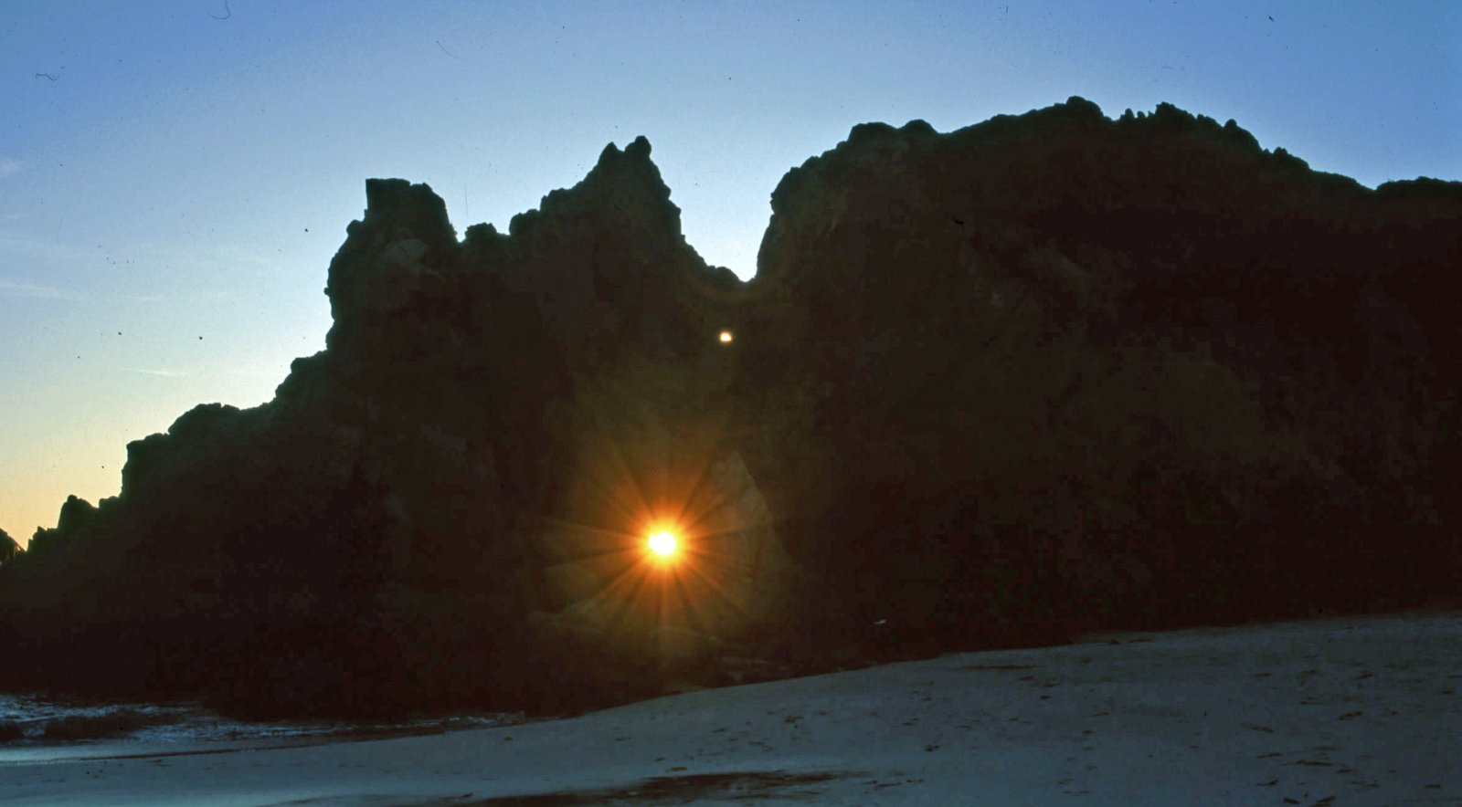 Le rocher en trou de serrure de Pfeiffer - Pfeiffer Beach | Secret World Trip Planner