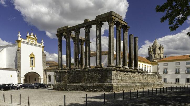 The Templo romano de Évora — Évora