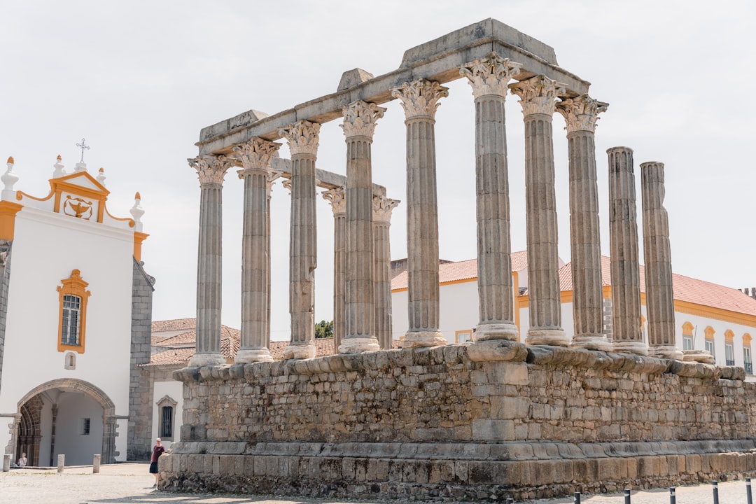 The Templo romano de Évora - Évora | Secret World Trip Planner