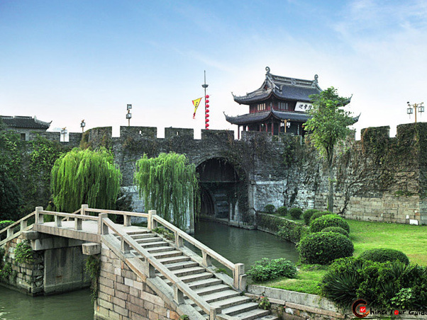 La porte de Panmen est la plus ancienne porte de la ville de Suzhou — Suzhou Shi