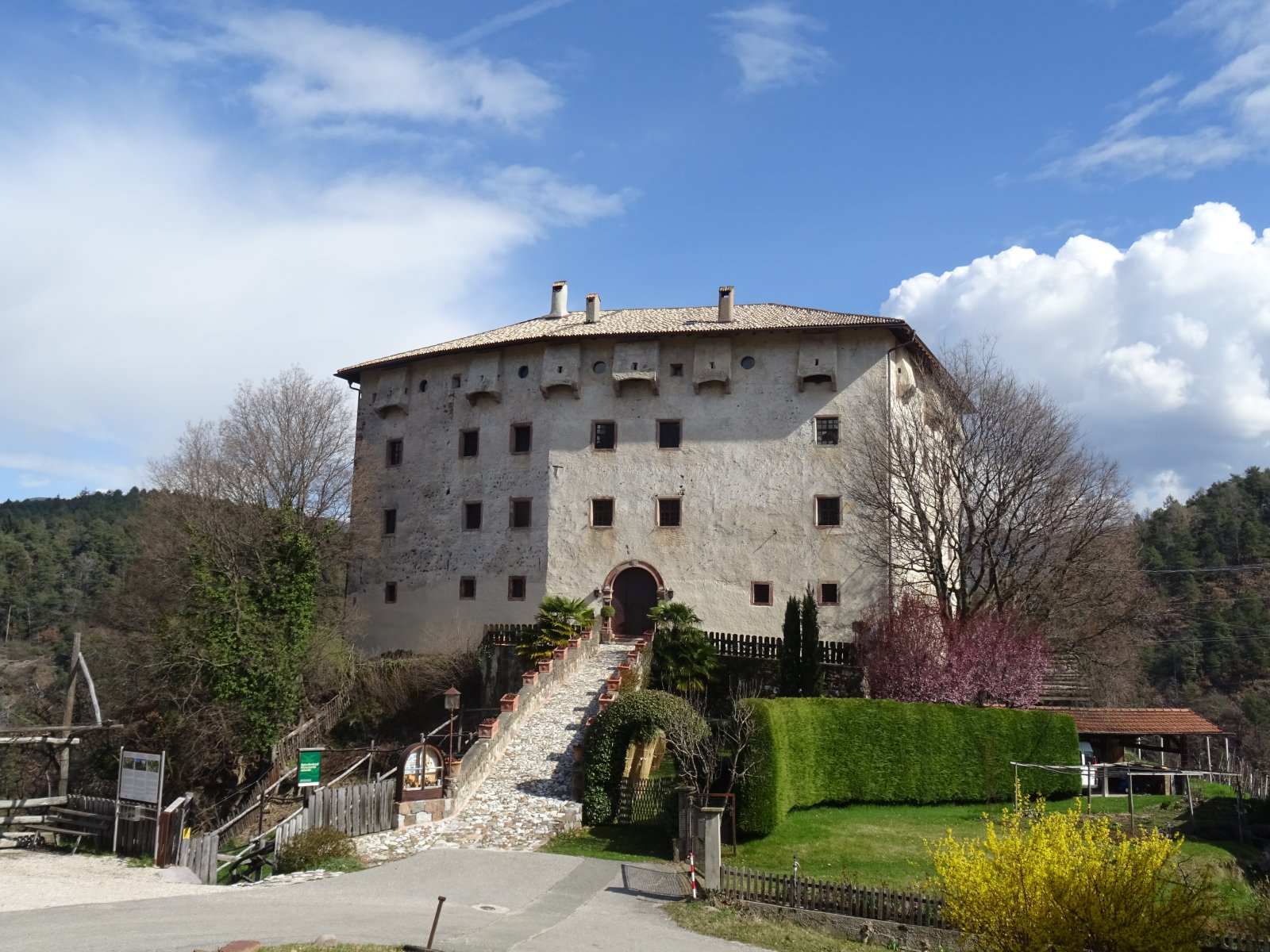 Château des Katzenzungen ou château des Chats à Prissiano - Prissiano | Secret World Trip Planner