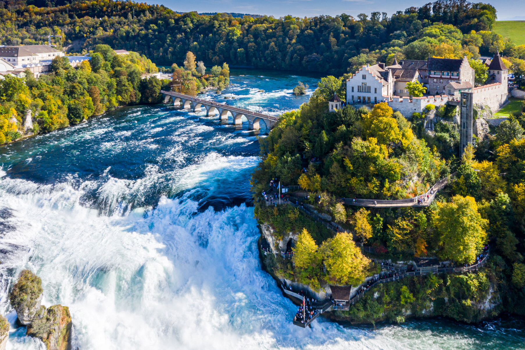 莱茵瀑布：莱茵河上不可思议的瀑布。 - Neuhausen am Rheinfall | Secret World Trip Planner