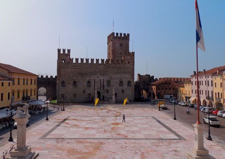 Marostica / میوزیم شطرنج کے رنگ برنگے ملبوسات پہن - Marostica | Secret World Trip Planner