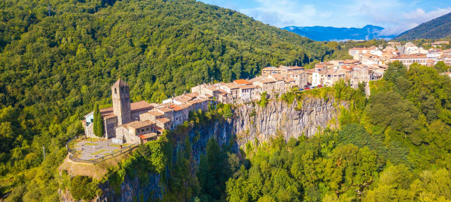 Castellfollit de la Roca - Un village à la limite du temps - Girona | Secret World Trip Planner