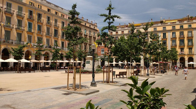 Plaça de la Independència - L'élégant pouls urbain de Gérone - Girona | Secret World Trip Planner