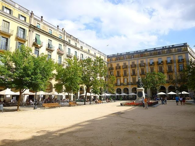 Plaça de la Independència - L'élégant pouls urbain de Gérone - Girona | Secret World Trip Planner