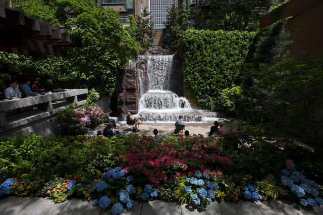 Une cascade au milieu de Midtown Manhattan - New York | Secret World Trip Planner