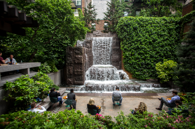 Une cascade au milieu de Midtown Manhattan - New York | Secret World Trip Planner