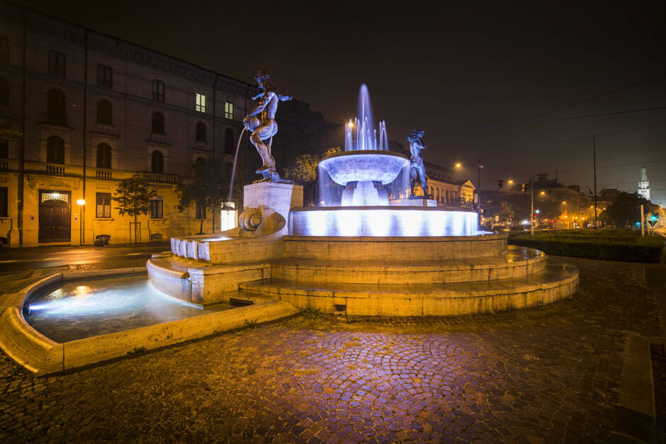 Модена / фонтана на две реки  - Modena | Secret World Trip Planner