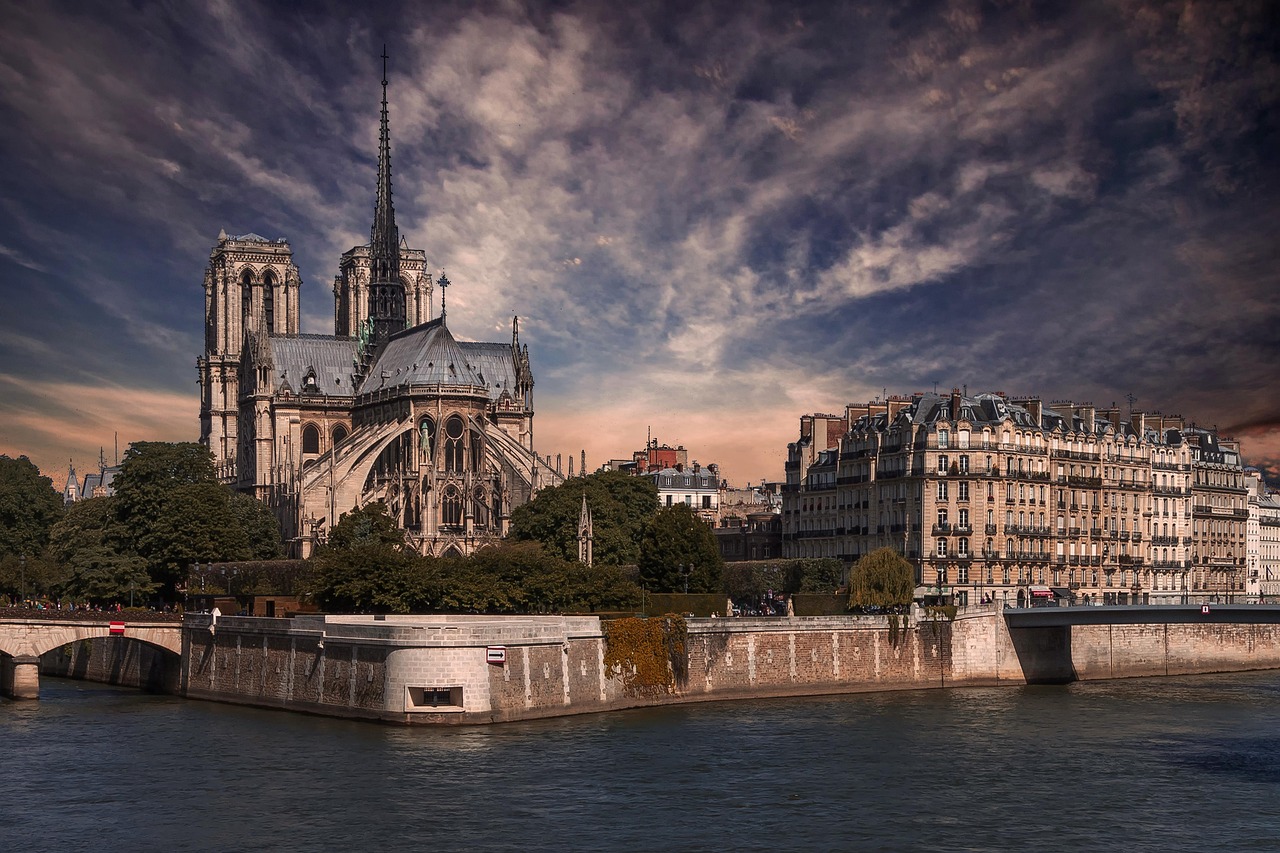 Notre Dame-ਗੁਪਤ ਸੰਸਾਰ - Paris | Secret World Trip Planner