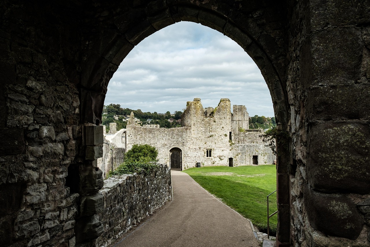 Le château de Chepstow est la plus ancienne fortification du Pays de Galles - Secret World - Chepstow | Secret World Trip Planner