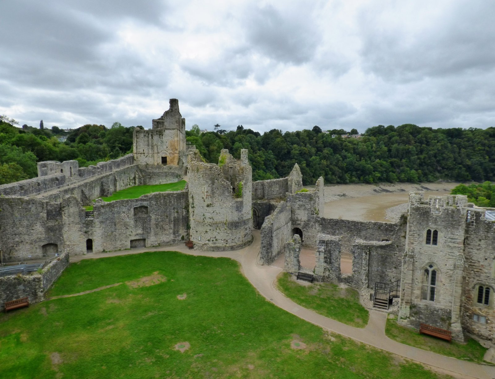 Le château de Chepstow est la plus ancienne fortification du Pays de Galles - Secret World - Chepstow | Secret World Trip Planner