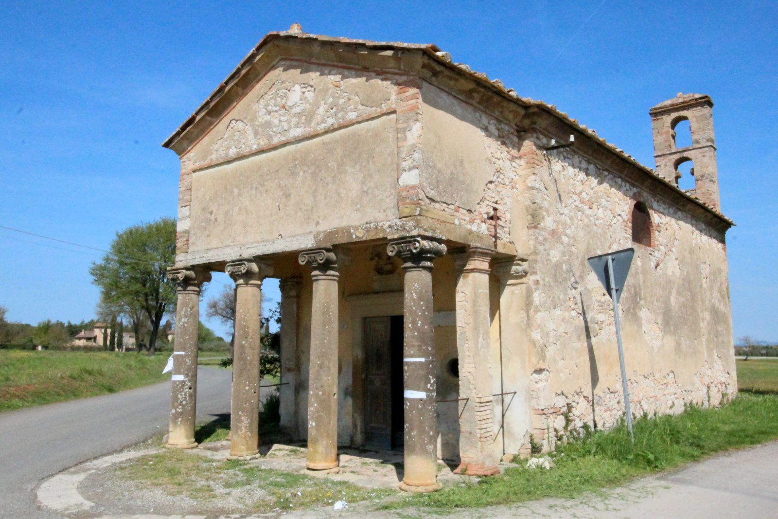Fabbricciano eta Eliza Santa Maria delle Nevi  - Colle di Val d'Elsa | Secret World Trip Planner