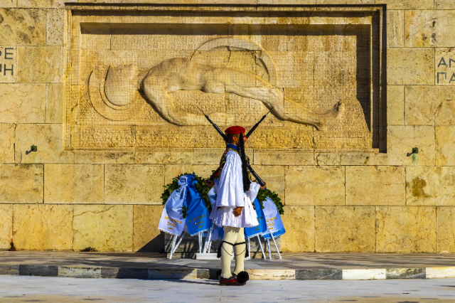 The Changing of the Guards - Monument to the Unknown Soldier | Secret World Trip Planner