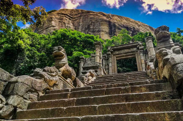 Forteresse rocheuse de Yapahuwa - Maho | Secret World Trip Planner