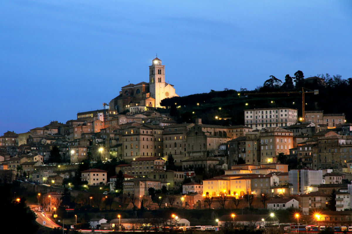 Imesimamishwa - Fermo | Secret World Trip Planner