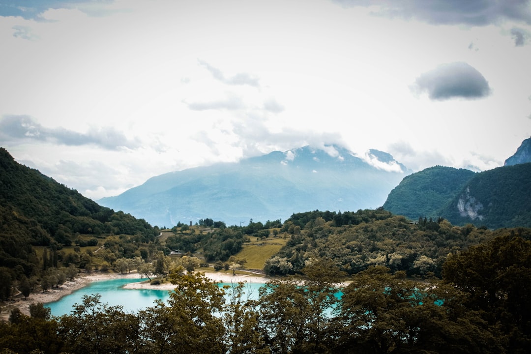 Un petit joyau de la nature : le lac de Tenno - Lago di Tenno | Secret World Trip Planner