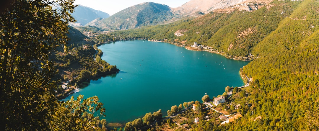 Danau Scanno dan lembah Sagitarius liar - Lago di Scanno | Secret World Trip Planner