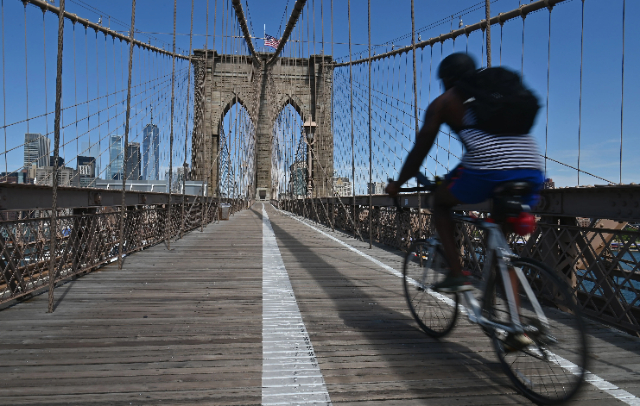 自転車で象徴的なブルックリン・ブリッジを渡る - New York | Secret World Trip Planner