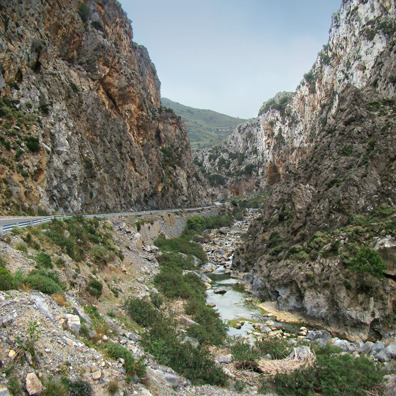 Les imposantes gorges de Kourtaliotiko - ΤΚ | Secret World Trip Planner