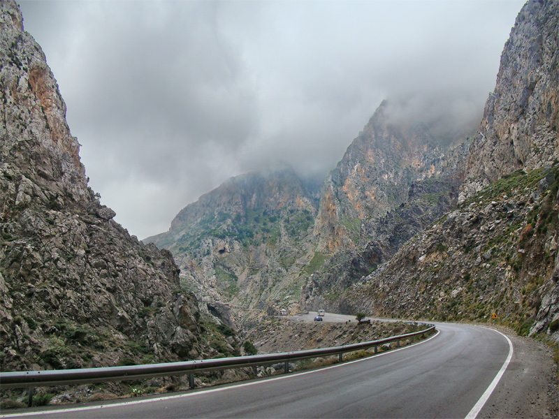 Les imposantes gorges de Kourtaliotiko - ΤΚ | Secret World Trip Planner