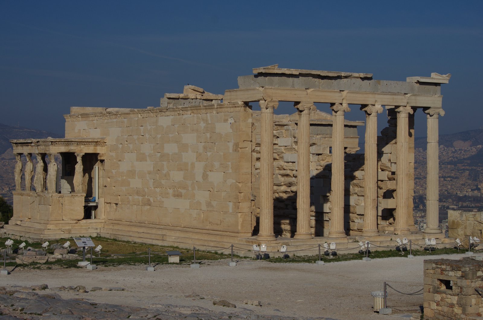 Acropole : Loggia delle Cariàtidi - Atene | Secret World Trip Planner