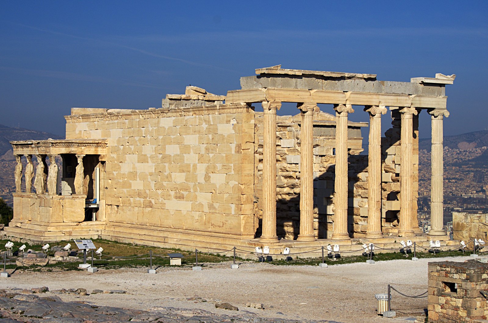 Acropole : Loggia delle Cariàtidi - Atene | Secret World Trip Planner