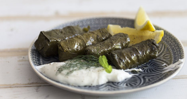 Griechische Dolmades - Gefüllte Weinrebenblätter - Athina | Secret World Trip Planner