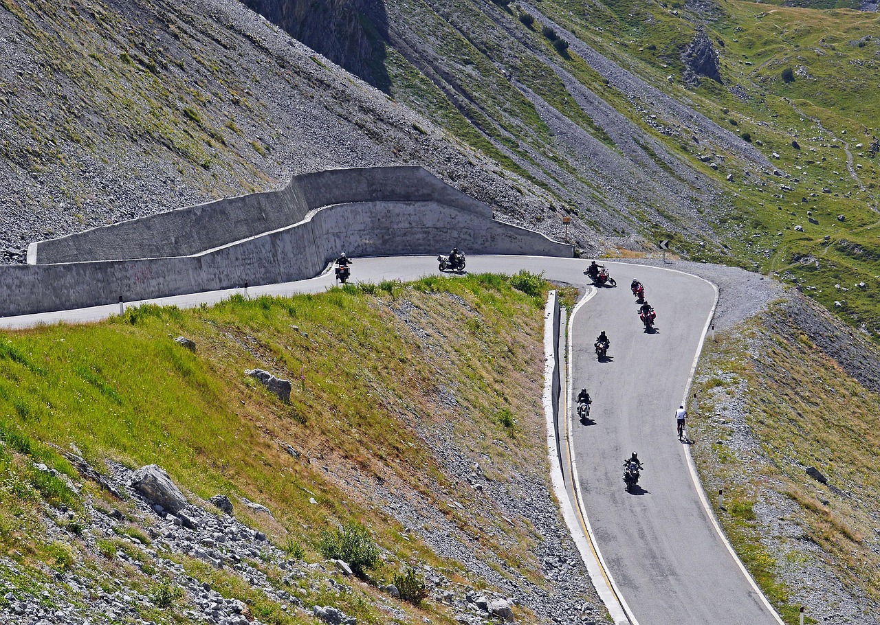 Sarang di antara meadows tinggi: The Segantini Hut - Passo Rolle | Secret World Trip Planner