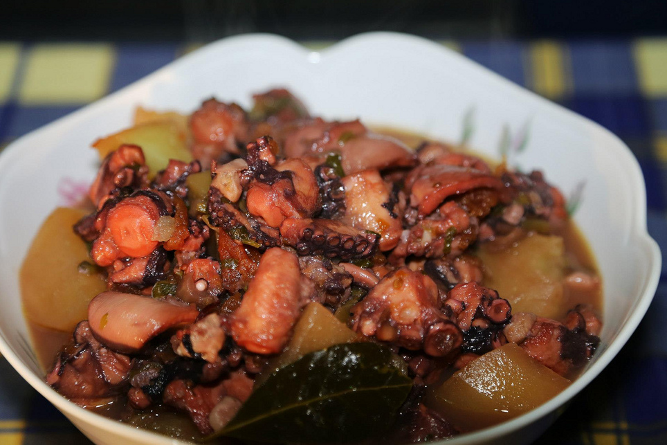 The dish :'lu purpu the pignata ' — Gallipoli