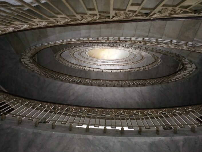 Naples | Palais de Mannajuolo et le bel escalier - Napoli | Secret World Trip Planner